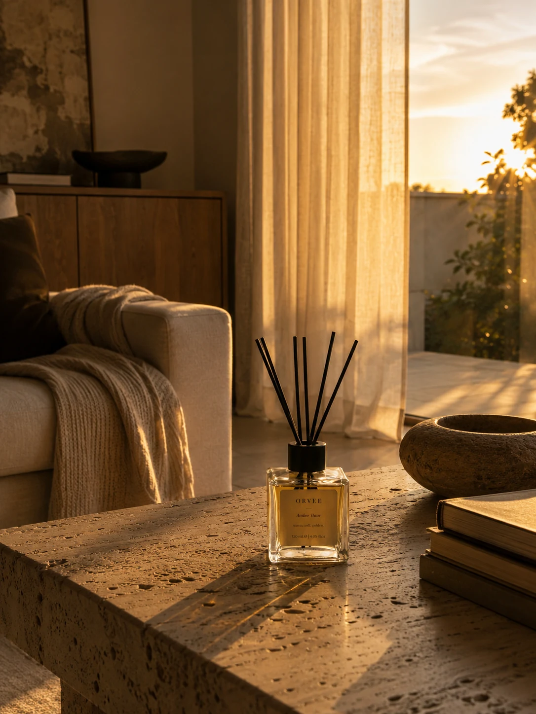ORVEE Amber Hour reed diffuser sıcak ışıklı yaşam alanında