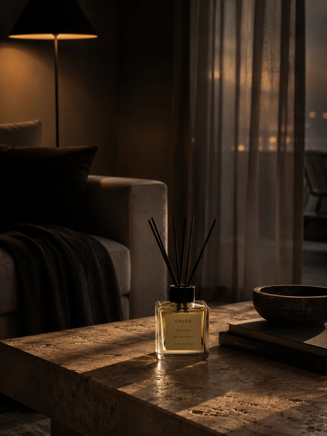ORVEE Silent Velvet reed diffuser loş ve lüks yaşam alanında